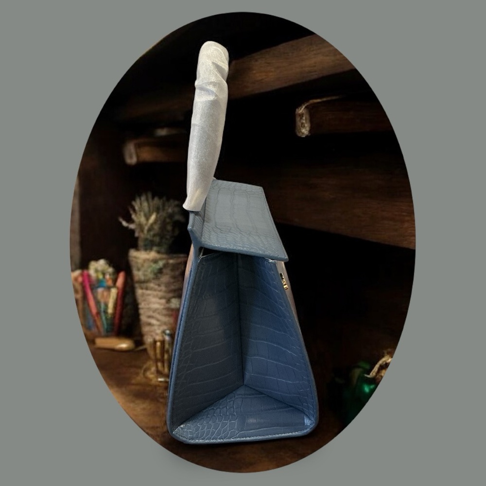 Modern Picnic Croc-Embossed Luncher Bag in Blue - Picture 3 of 4